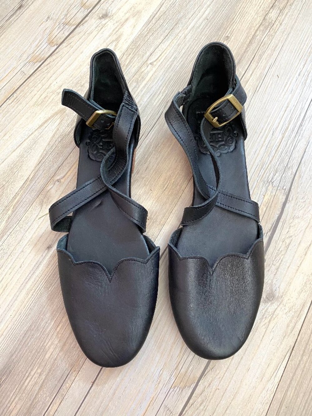 ELF Mangrove Cross Strap Black Leather Scalloped Flats Size 7.5